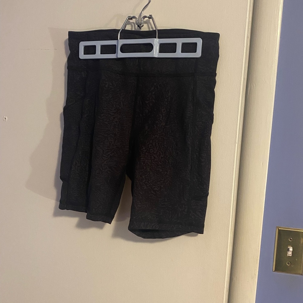 Lululemon invigorate short 8”